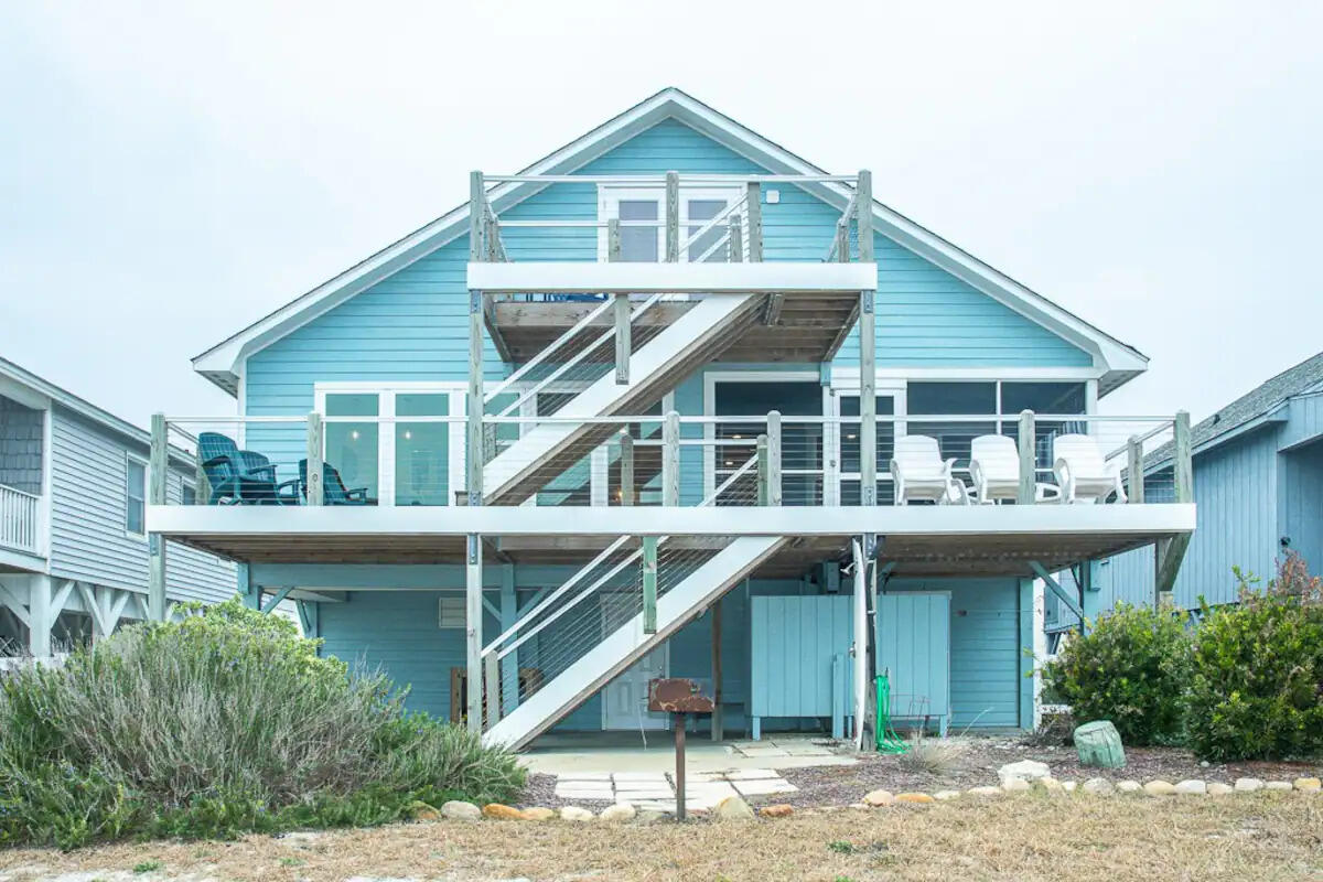 The Egret's Roost seen from the beach, with its two big ocean-facing decks