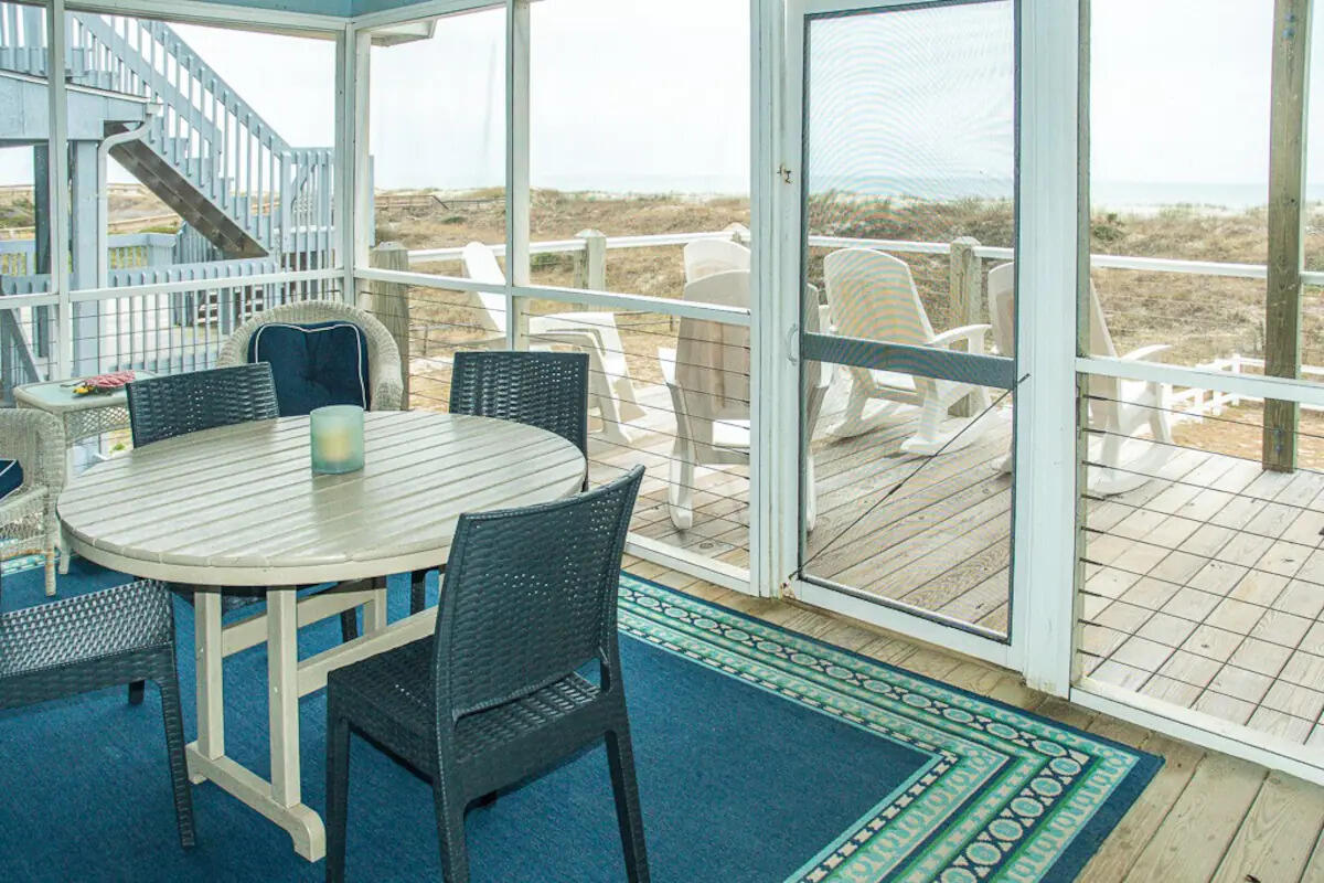 Screened porch with dining table and chairs